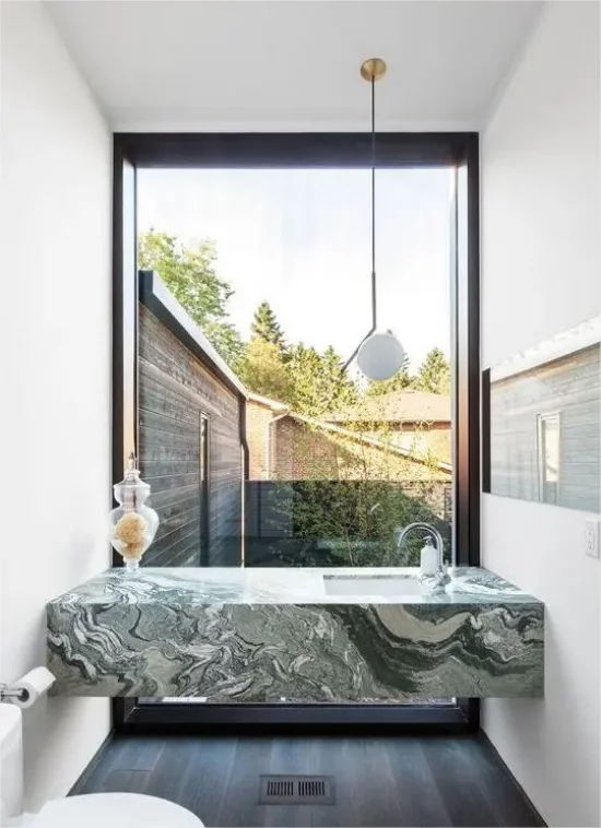 Badezimmer Trends 2023 Badewanne hellgruener Marmor natuerlicher Look schoene maserung