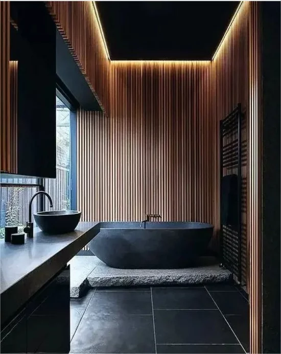 Badezimmer Trends 2023 Japandi-Bad schwarze Fliesen helles Holz moderne Eleganz