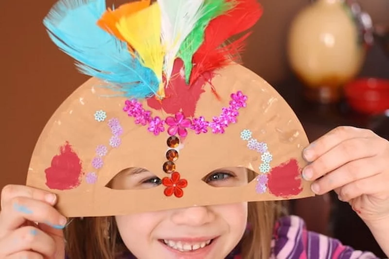 Karnevalsmasken aus Pappteller basteln feiern Ideen