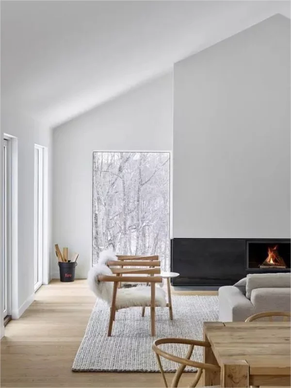Minimalistischer Kamin draussen Schnee drinnen warm gemuetlich schoenes Interieur