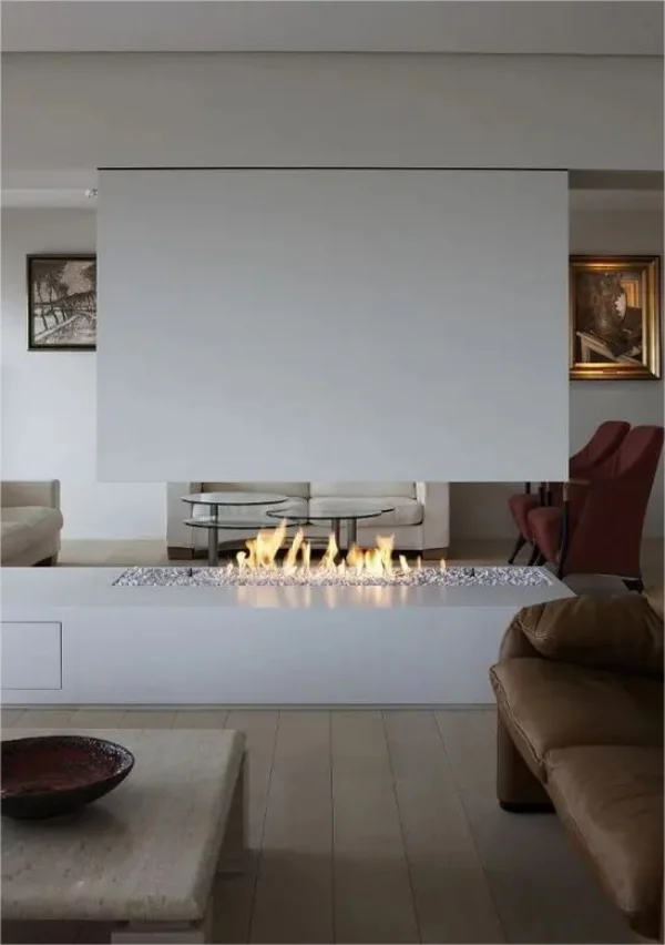 Minimalistischer Kamin minimalistisches Interieur Bioethanol Kamin in der Mitte des Raums