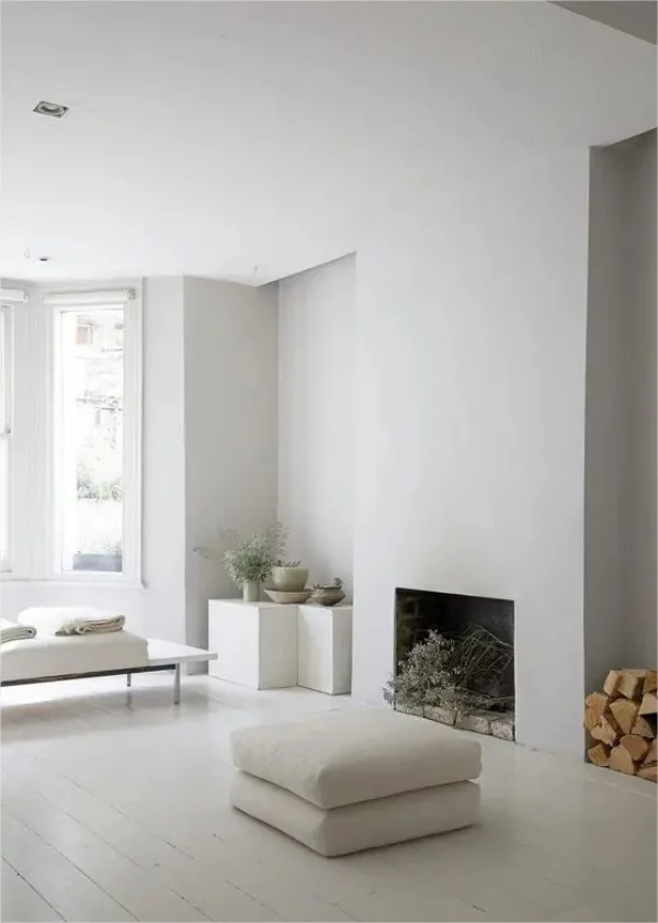 Minimalistischer Kamin sich nahtlos ins Raumdesign einfuegen weisses minimalistisches Interieur wenig Deko