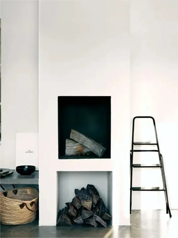 Minimalistischer Kamin weisse Wand Farbkontrast weiss schwarz