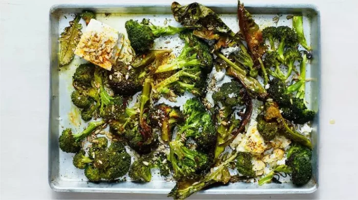 Mittelmeerspeisen Anti-Aging-Effekt Broccoli Feta Kaese im Ofen  ueberbacken