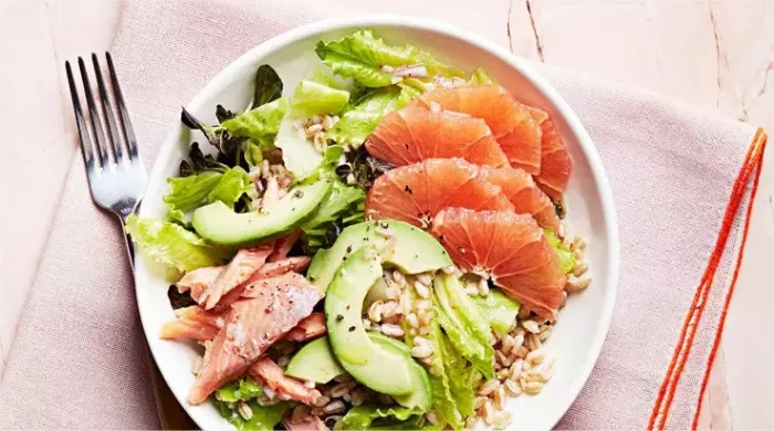 Mittelmeerspeisen gesunde Fette viel Fisch essen geraeucherte Forelle Grapefruit Avocado Samen als Beilage