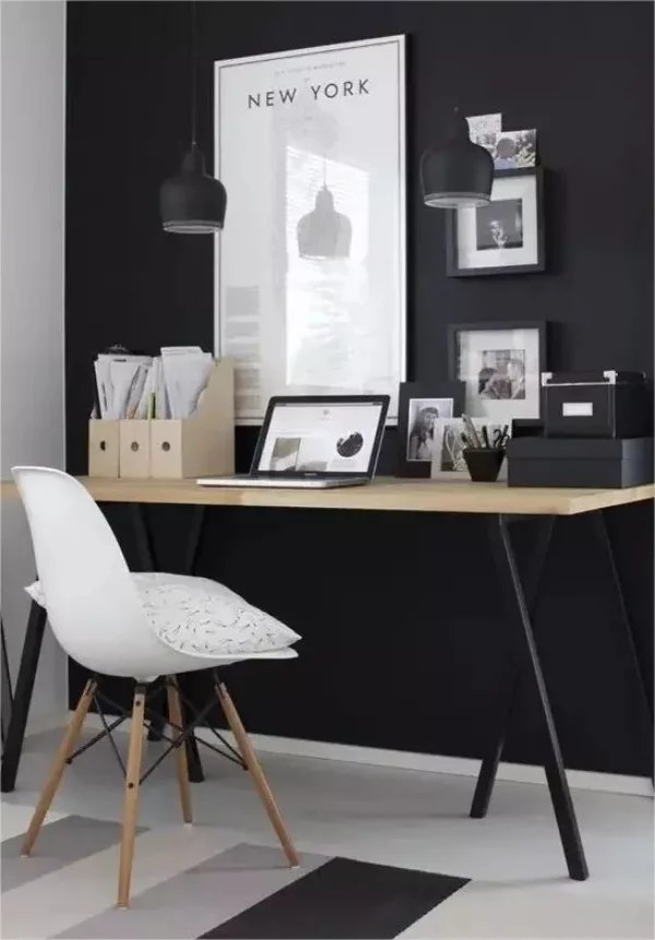 Skandinavisches Homeoffice schwarze Waende weisser Stuhl dramatischer Look