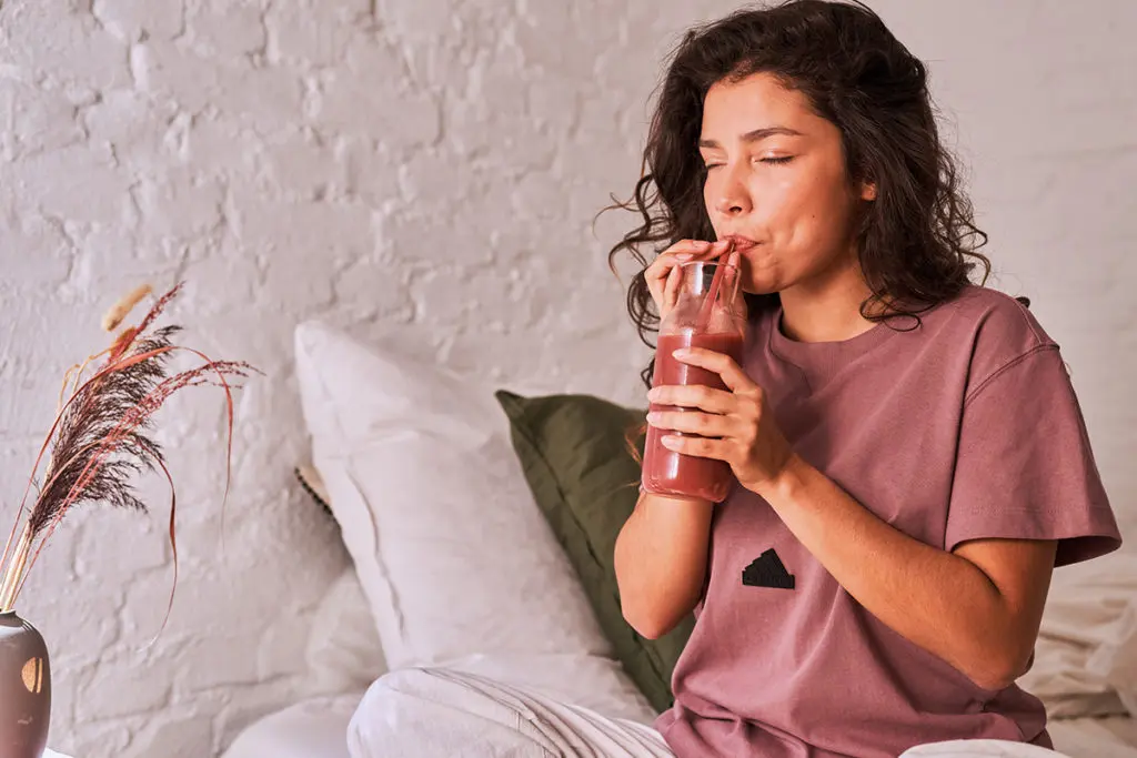 Was hilft gegen Kater viel Wasser Fruchtsaft trinken die Kopfschmerzen vertreiben