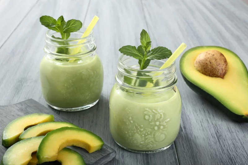 avocado- wasser trinken abnehmen mit avocado minze