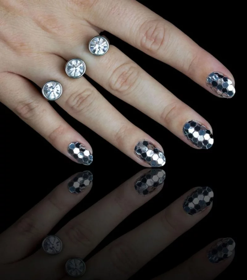 kreatives nageldesign 2023 silvester naegel ideen