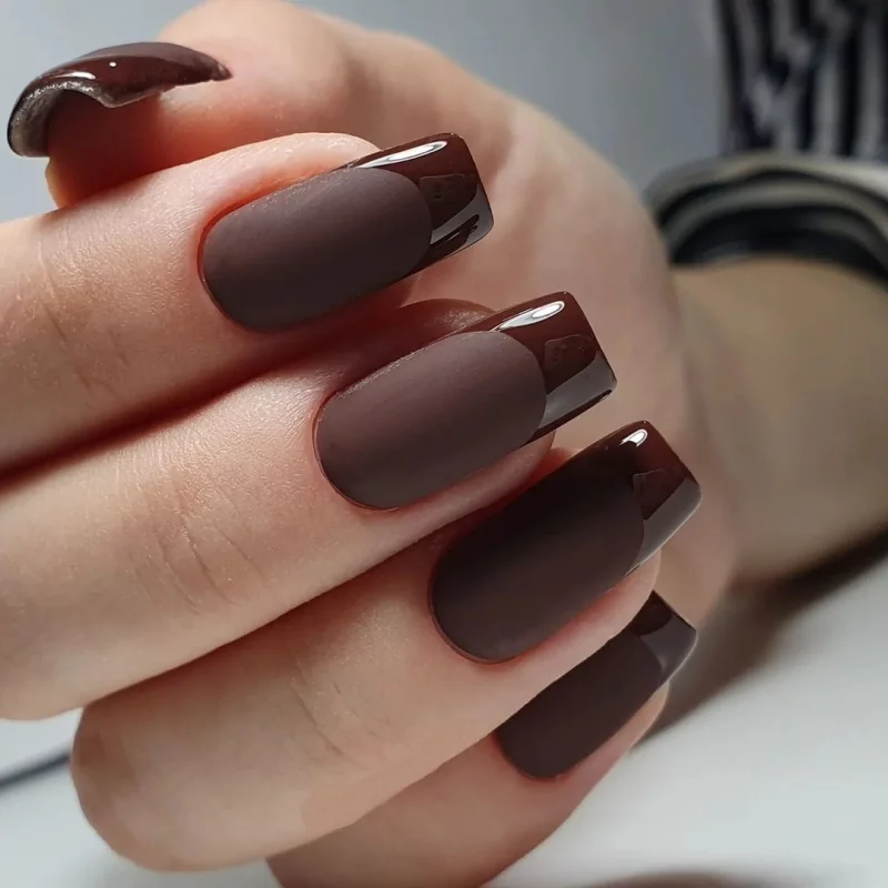 matte fingernaegel trendiges french desig