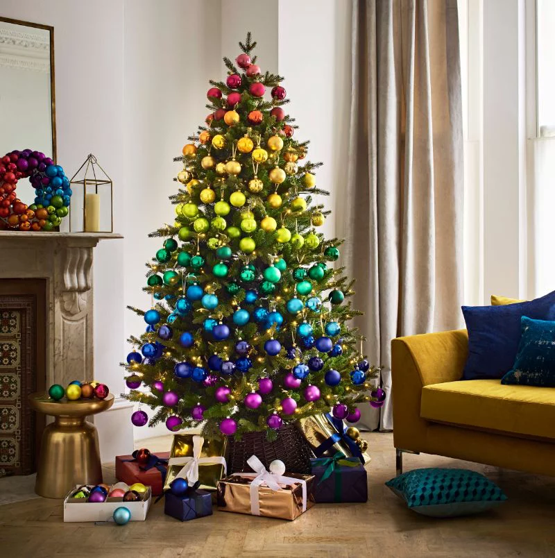 bunte Weihnachtsdeko moderne Tannenbäume
