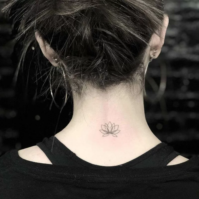 tattoo trends 2023 lotus nacken 