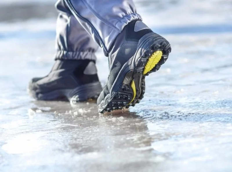 vorsichtig mit Schnee und Glatteis vorgehen