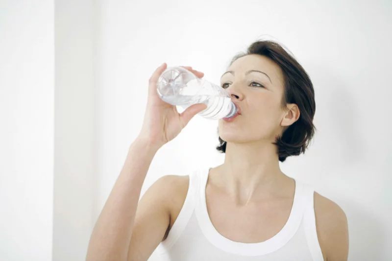 wassereinlagerungen loswerden wasser trinken 