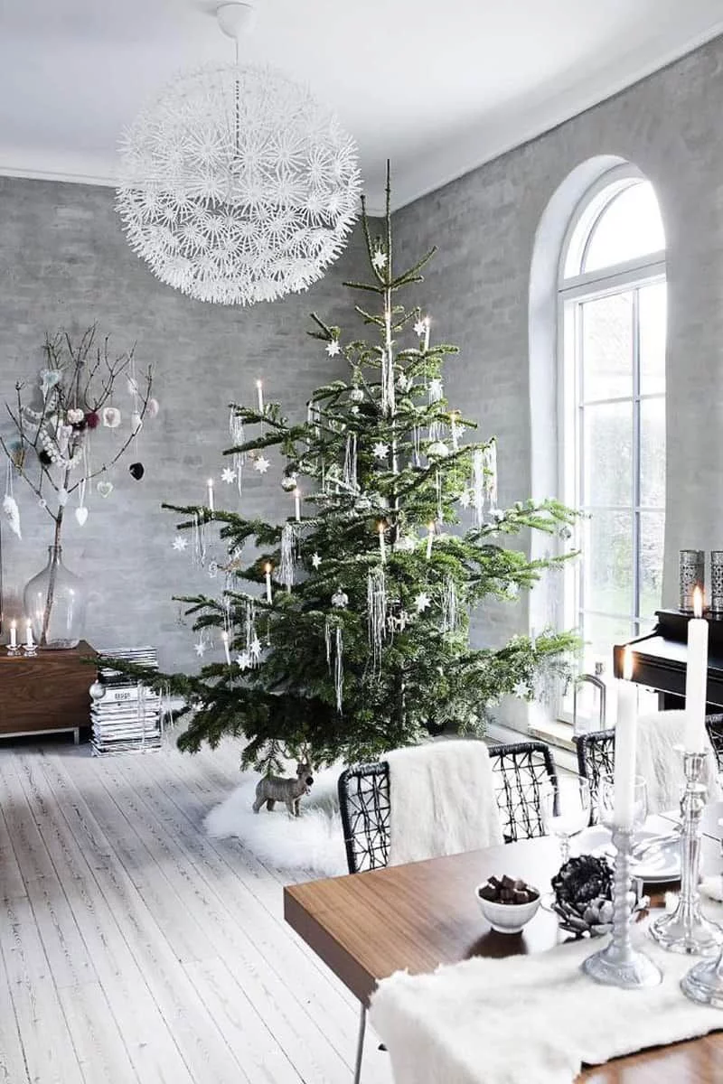 Weihnachtsdeko weiß grün moderner Tannenbaum