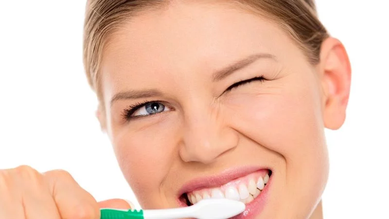 Zähne aufhellen Hausmittel Zähne mit Salz putzen