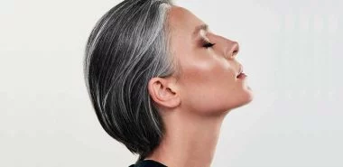 Dunkle Haare mit grauer Ansatz: Wie kann man graue Haare kaschieren?