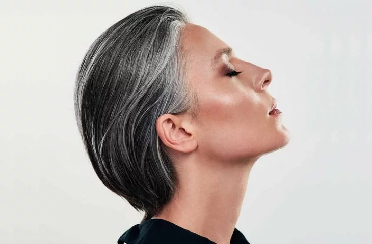 Dunkle Haare mit grauer Ansatz: Wie kann man graue Haare kaschieren?