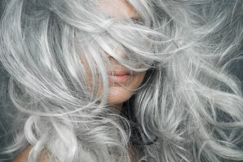 Dunkle Haare mit grauer Ansatz Wie kann man graue Haare kaschieren
