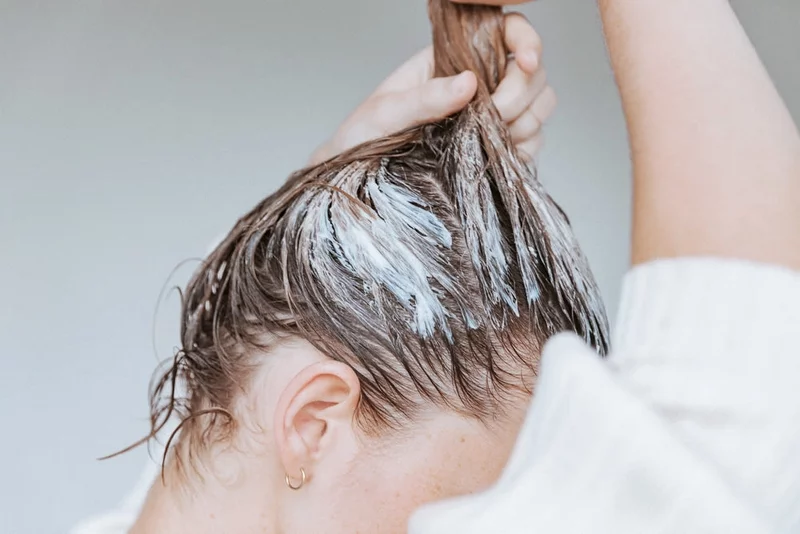 Farbabweisende Shampoos verwenden graue Haare abdecken