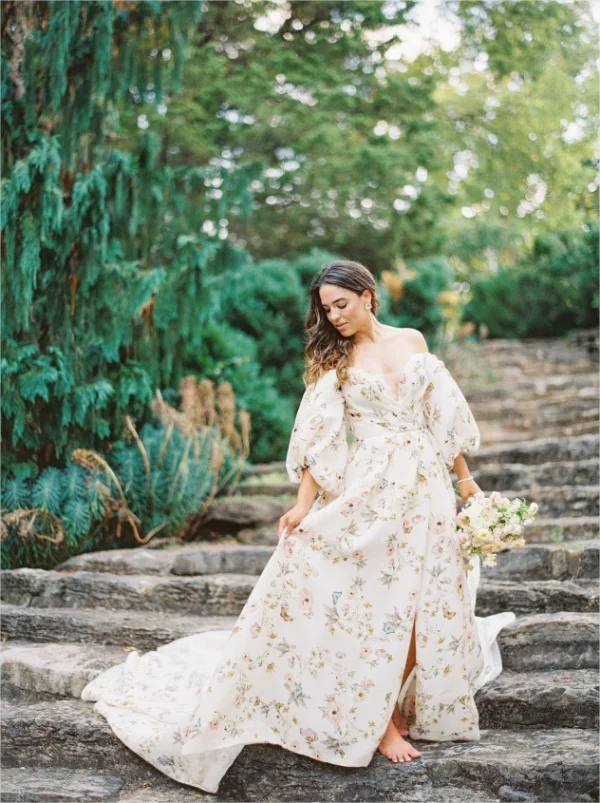 Farbenfrohe Brautkleider Schnitt strahlt Romantik aus flarale Prints