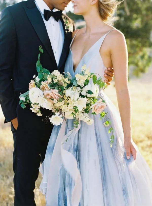 Farbenfrohe Brautkleider einfarbiges Brautkleid in Himmelblau großer Brautstrauss ueppige Blueten