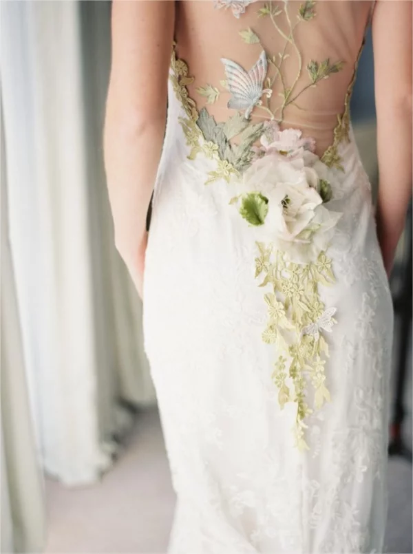 Farbenfrohe Brautkleider florale Applikationen im Rücken weißes Kleid