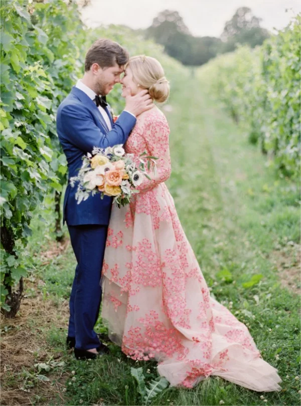 Farbenfrohe Brautkleider junges Brautpaar erstklassiger Stoff florales Muster