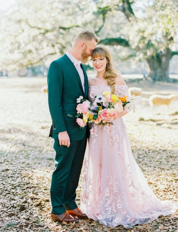 Farbenfrohe Brautkleider junges Brautpaar schoene Seide hellrosa flarale Muster