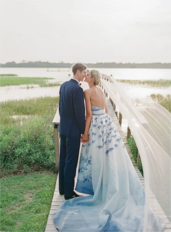 Farbenfrohe Brautkleider junges Brautpaar schoenes Kleid hellblau lange Schleife