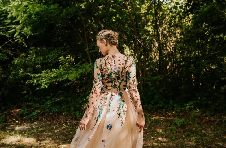 Farbenfrohe Brautkleider sind gerade im Kommen. Welche Farben und Muster gefragt sind und wie ein solches bunte Kleid für den Hochzeitstag aussieht, wollen wir Ihnen im Folgenden zeigen.