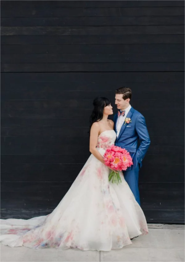 Farbenfrohe Brautkleider stehen in diesem Jahr hoch im Trend