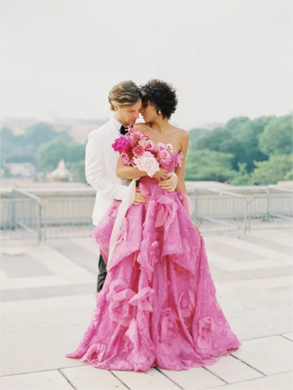 Farbige Brautkleider halten Einzug in die Welt der Hochzeit