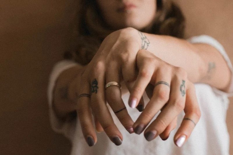 Finger Taetowierung Tattoos Frauenhaende Statements