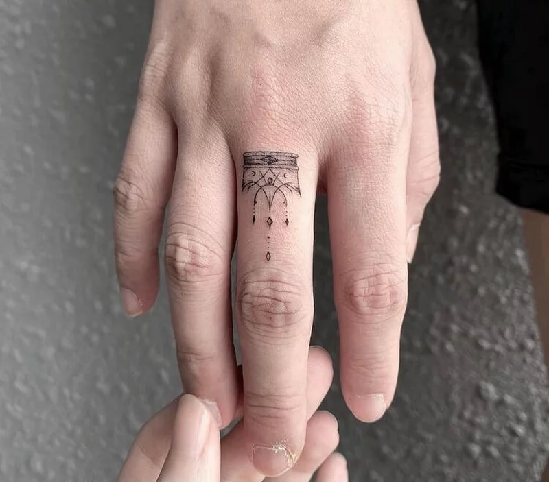 Finger Tattoos Beispiele für Damen kleine Details