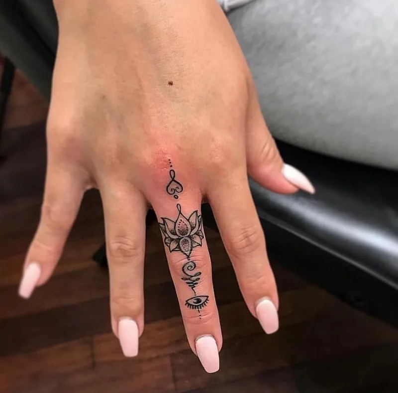 Finger Tattoos Beispiele für Damen kleine Ornamente