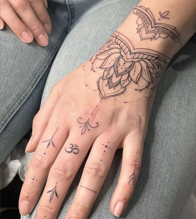 Finger Tattoos Frauenhaende OM Zeichen Yoga Lotus