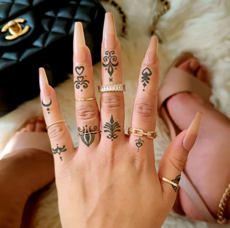 Finger Tattoos Frauenhaende Ornamente