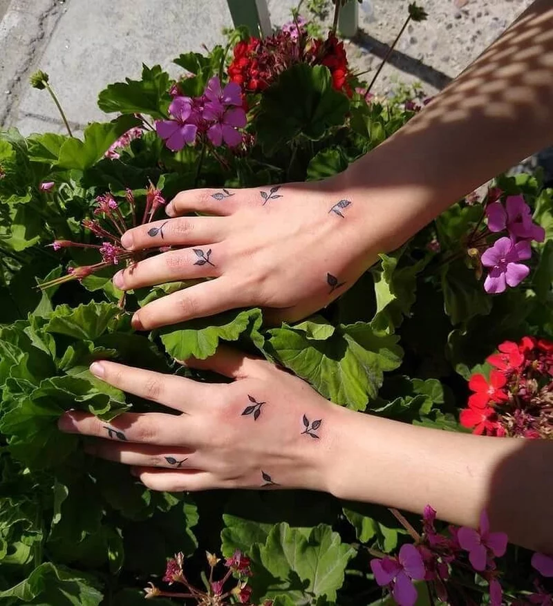 Finger Tattoos Ideen Frauen Handschmuck stechen lassen