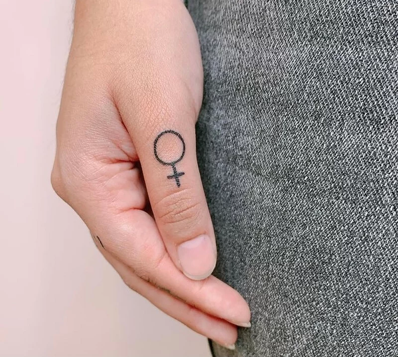 Finger Tattoos Ideen Frauen Zeichen Handschmuck