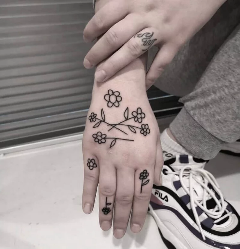 Finger Tattoos Ideen Frauenhand Blumen