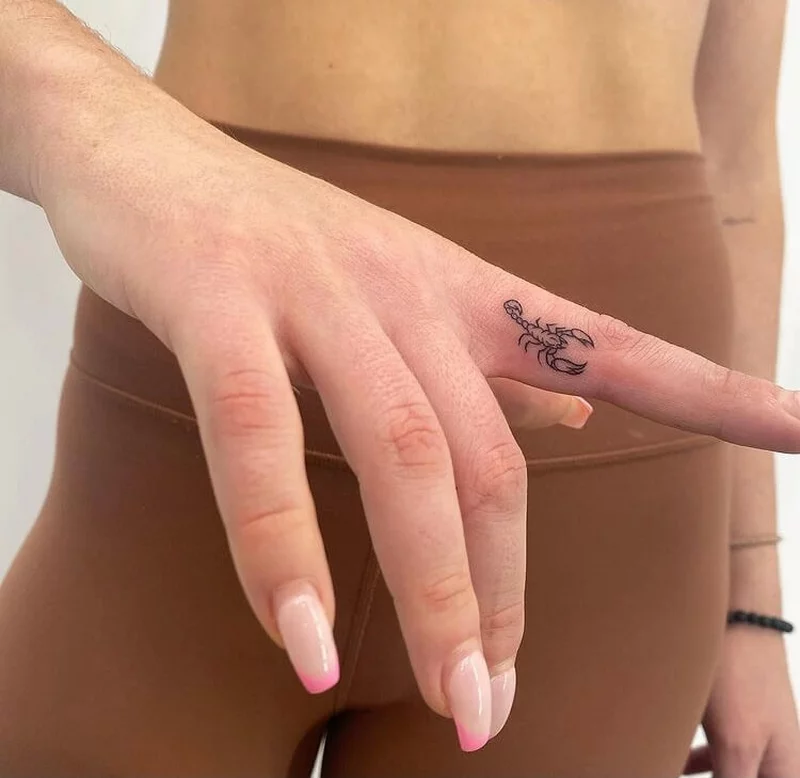 Finger Tattoos Ideen Skorpion Frauen Handschmuck