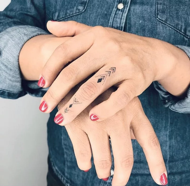 Finger Tattoos Ideen kleine Details sich stechen lassen