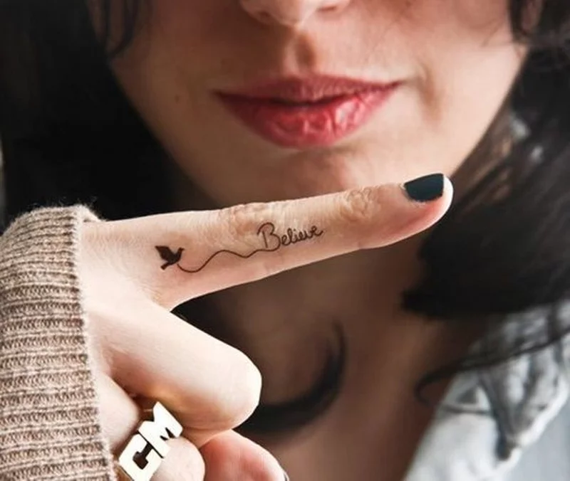 Finger Tattoos Ideen und Schriften Handschmuck