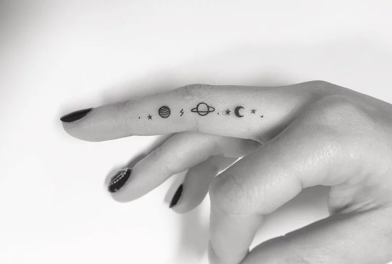 Finger innenseite Tattoos Frauenhaende Planeten