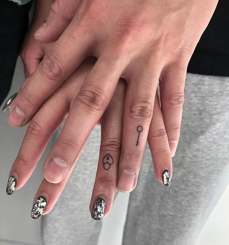 Fingertattoos Ideen fuer verliebte Paare