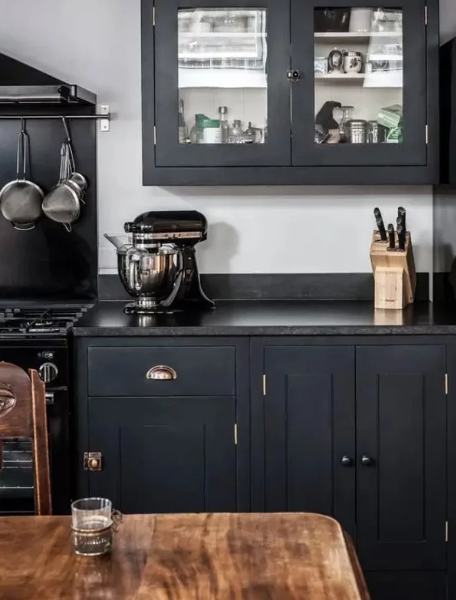 Granit Küchenarbeitsplatten Kueche ganz in schwarz