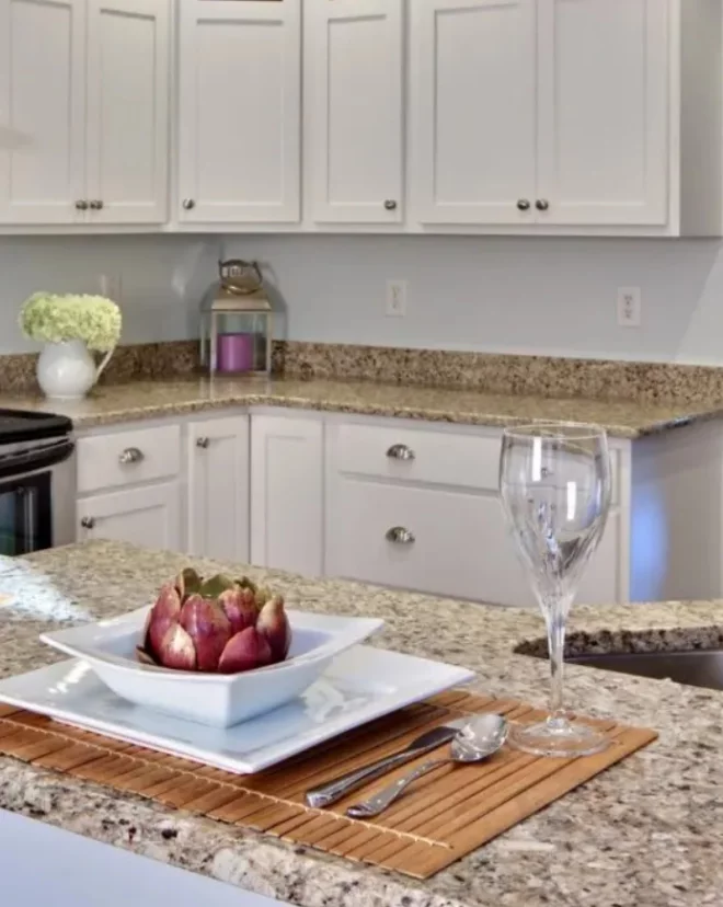 Granit Küchenarbeitsplatten moderne Kueche beige Granit Platten Kuecheninsel schnell sauber machen
