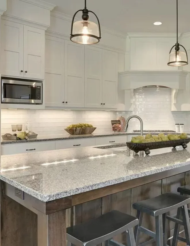 Granit Küchenarbeitsplatten renovierte Kueche eingebautes Licht optisch alles abgestimmt