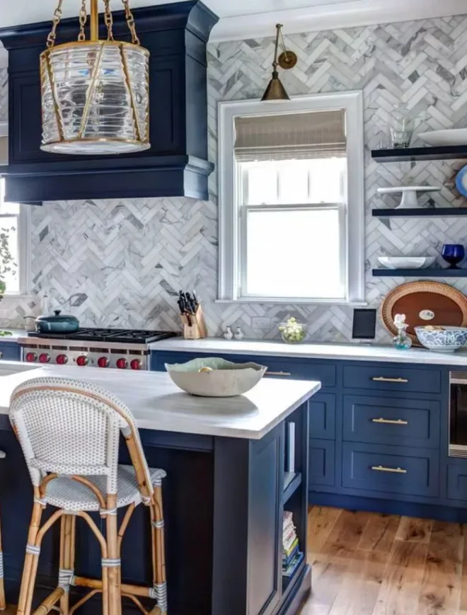 Granit Küchenarbeitsplatten  weisse Platten sich gut einschreiben marineblaue Schraenke